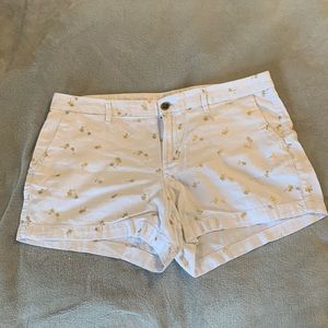 Linen shorts with palm trees